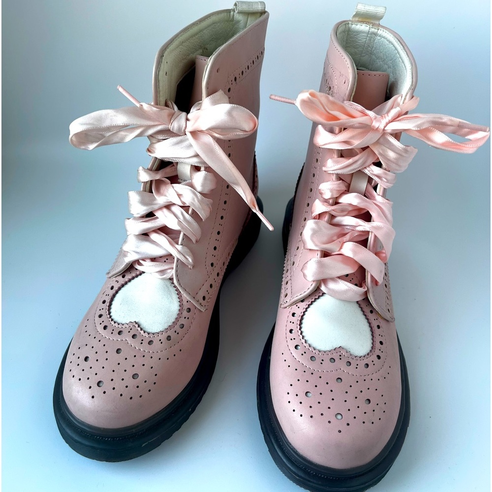 European Lace boots, ecologic leather; soft and warm on the inside.